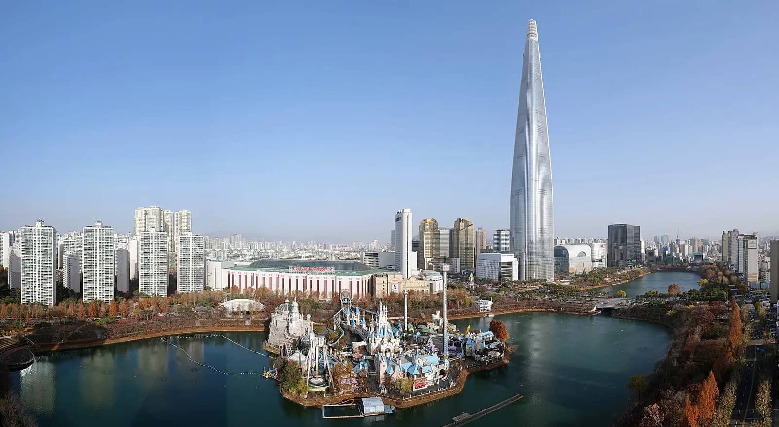 蚕室的乐天世界塔耸立在石村湖和主题乐园小岛上方