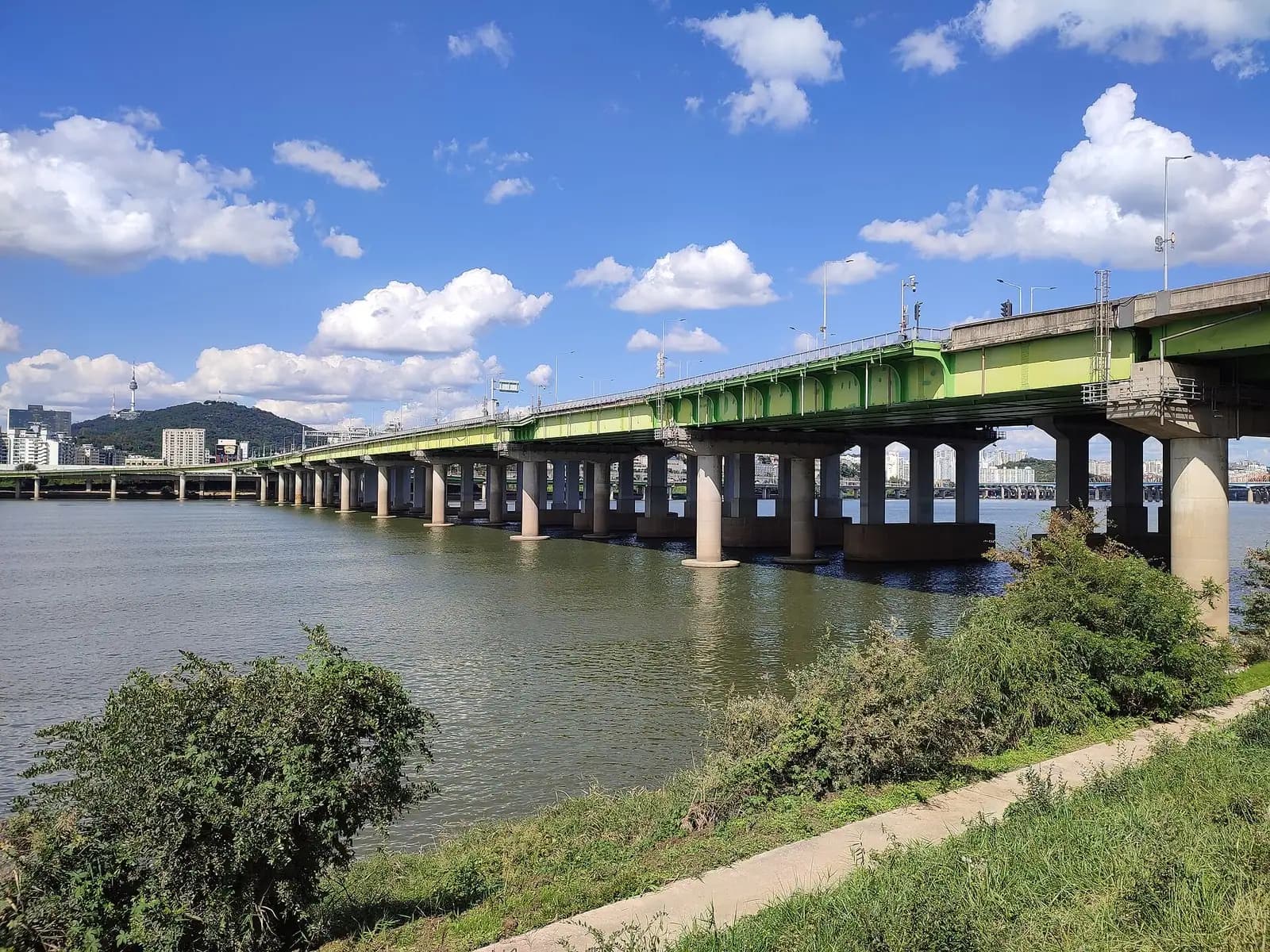 Hannam Bridge crossing the Han River on concrete piers, with Namsan and N Seoul Tower behind