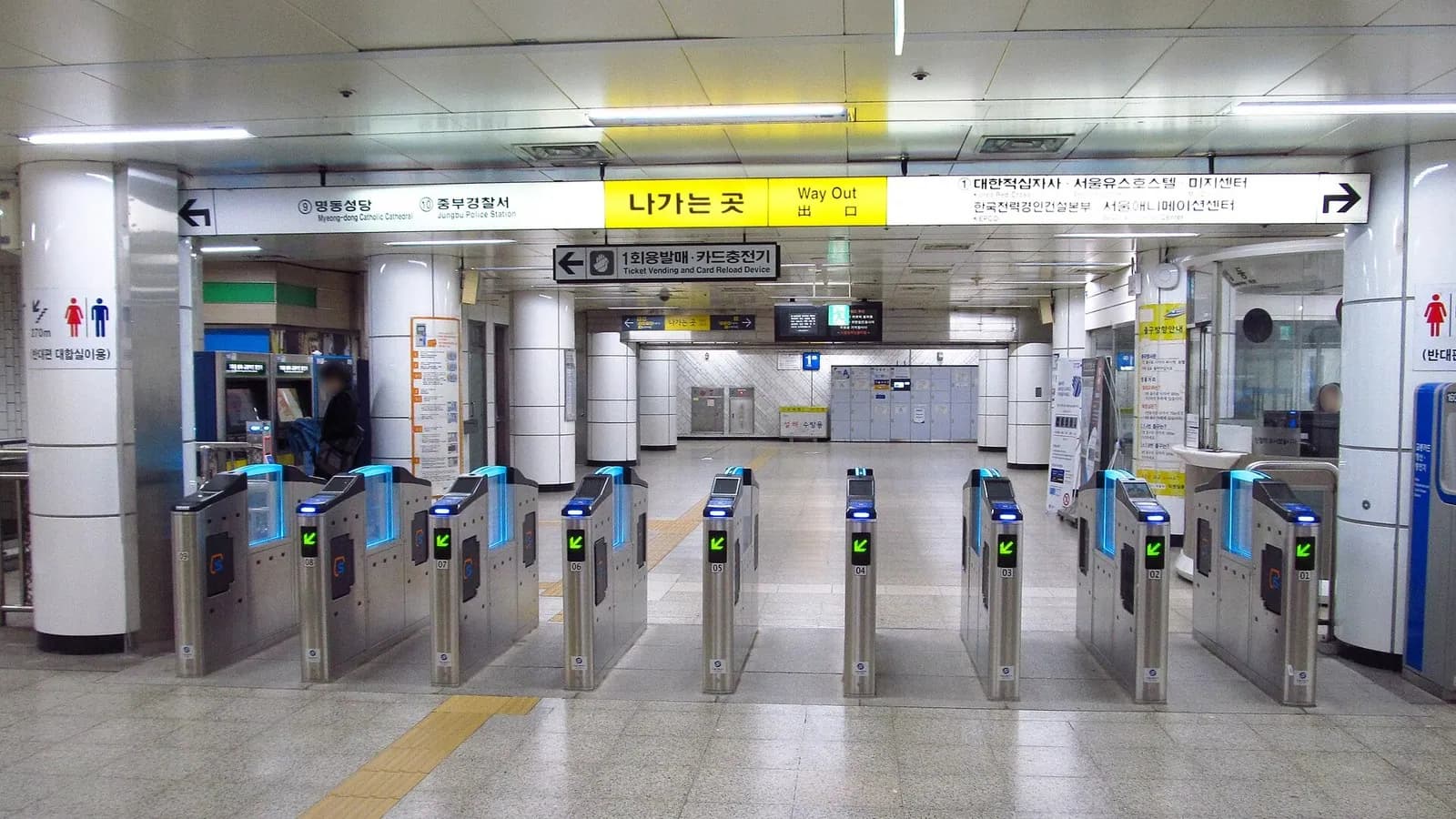 ソウル地下鉄4号線明洞駅で、出口案内の下に並ぶ改札機
