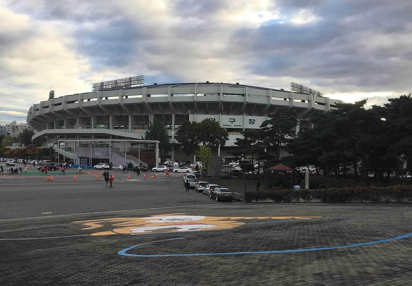 阴天下隔着广场看到的蚕室棒球场圆形混凝土外观