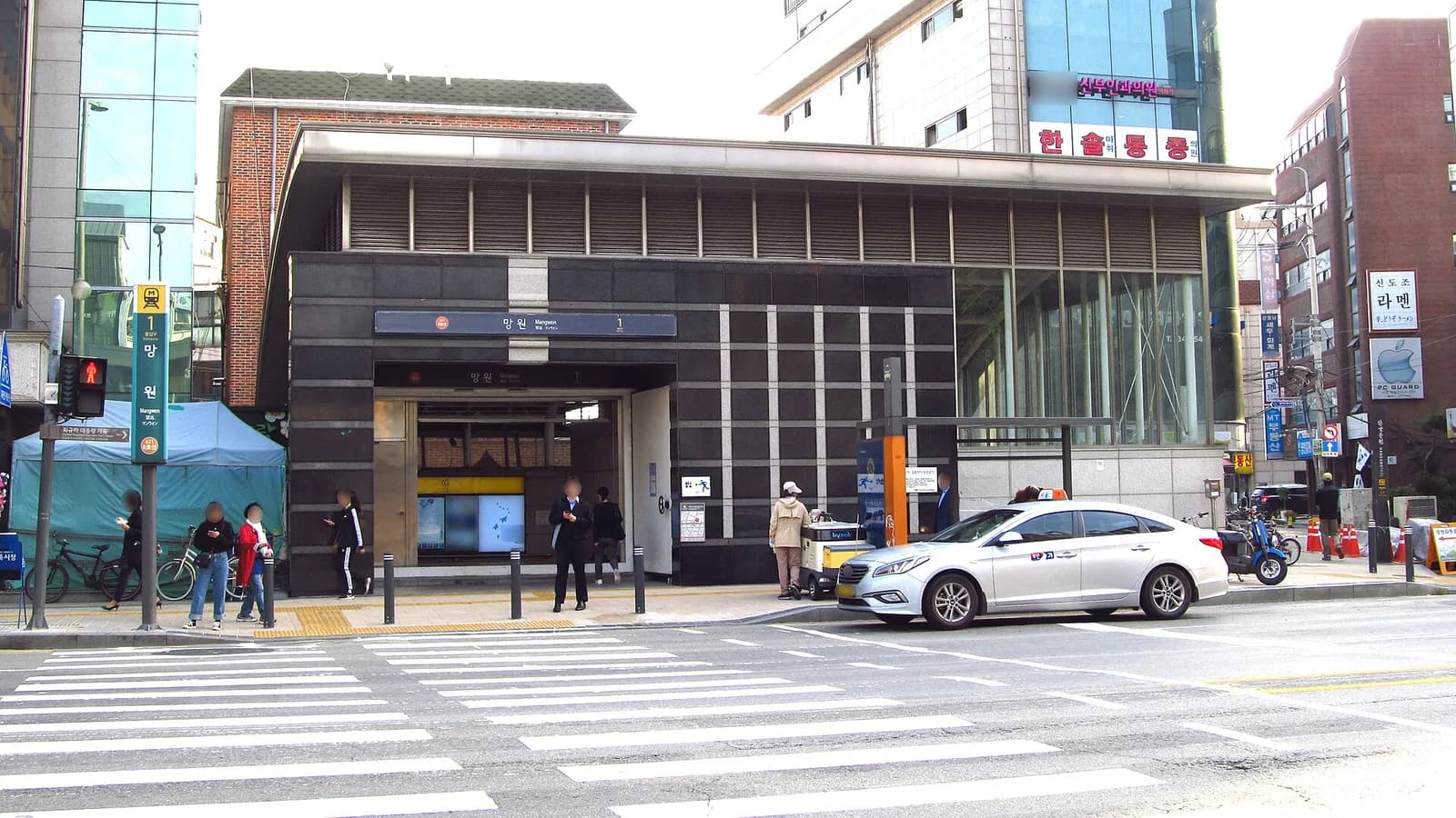 望遠站1號出口的地面入口，前方有行人穿越道