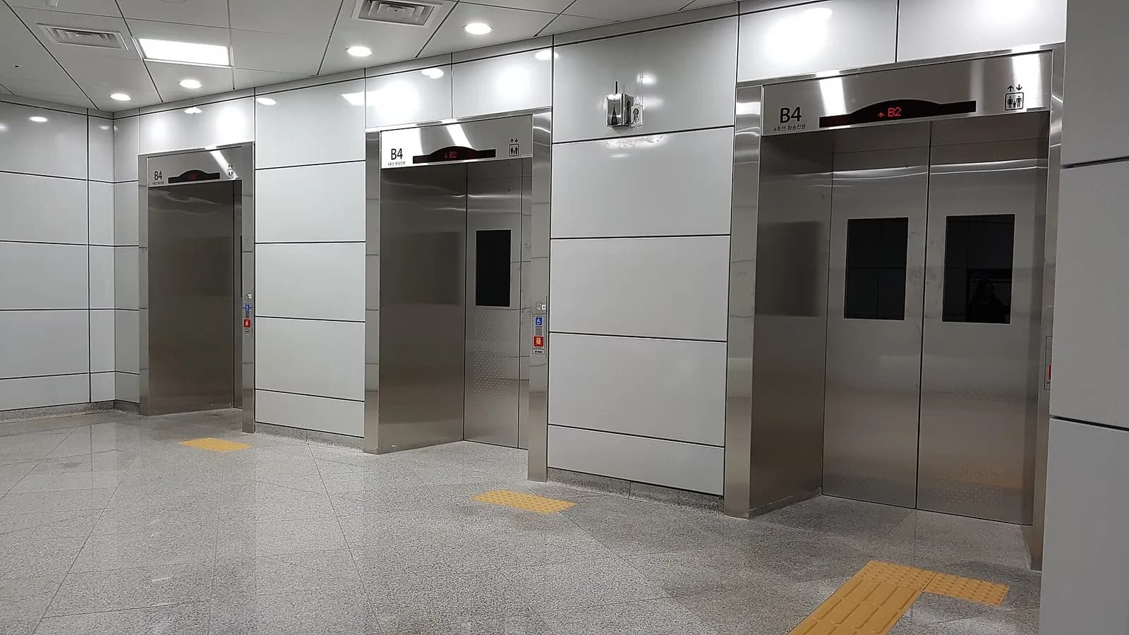 ソウルの誠信女大入口駅の乗り換え通路に並ぶ3基のステンレス製エレベーター