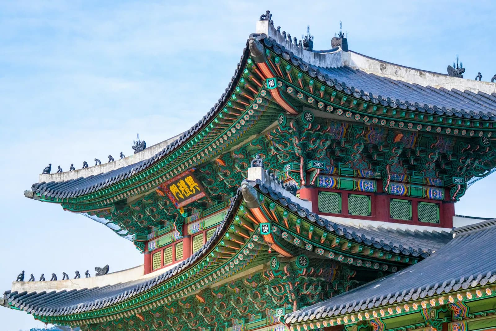 首尔钟路一座宫殿建筑上绿色和红色彩绘的屋檐