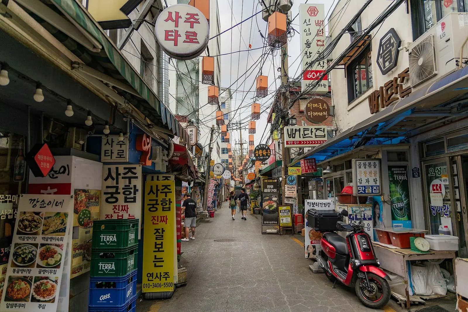 西村的世宗村美食街，狹窄的巷子裡擠滿韓式餐廳招牌