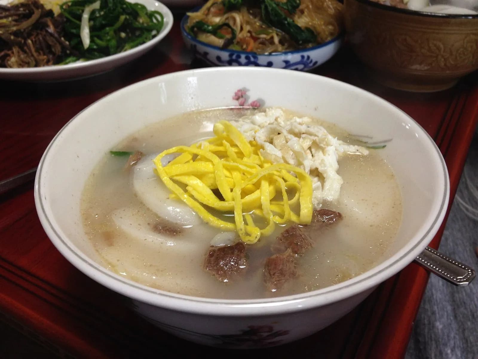 錦糸卵をのせたトッククの器と、野菜のおかず
