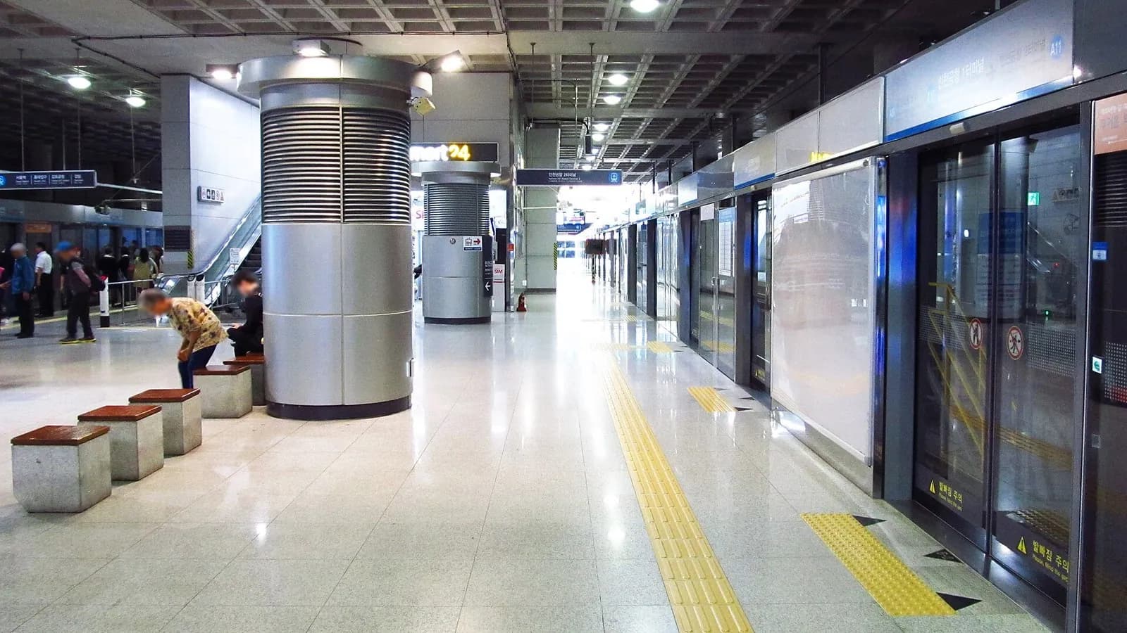 仁川国際空港第1ターミナル駅の、ガラスのホームドアがあるAREXのホーム