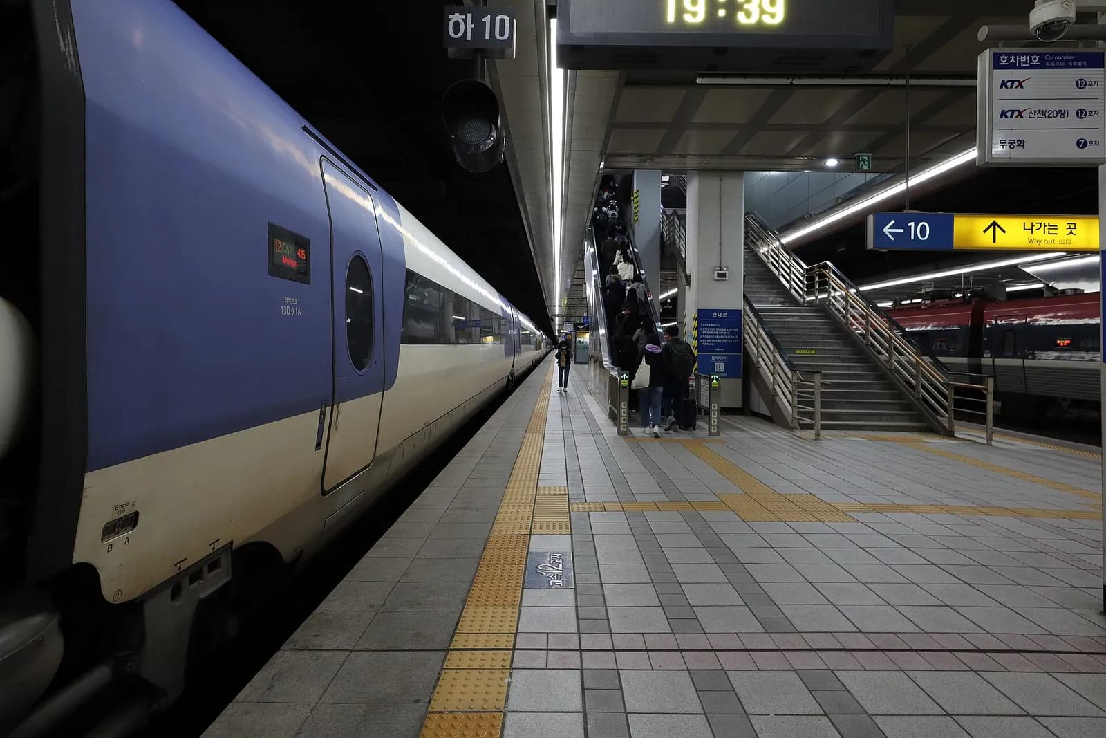 龍山駅のホームに停車するKTXと、その奥の階段