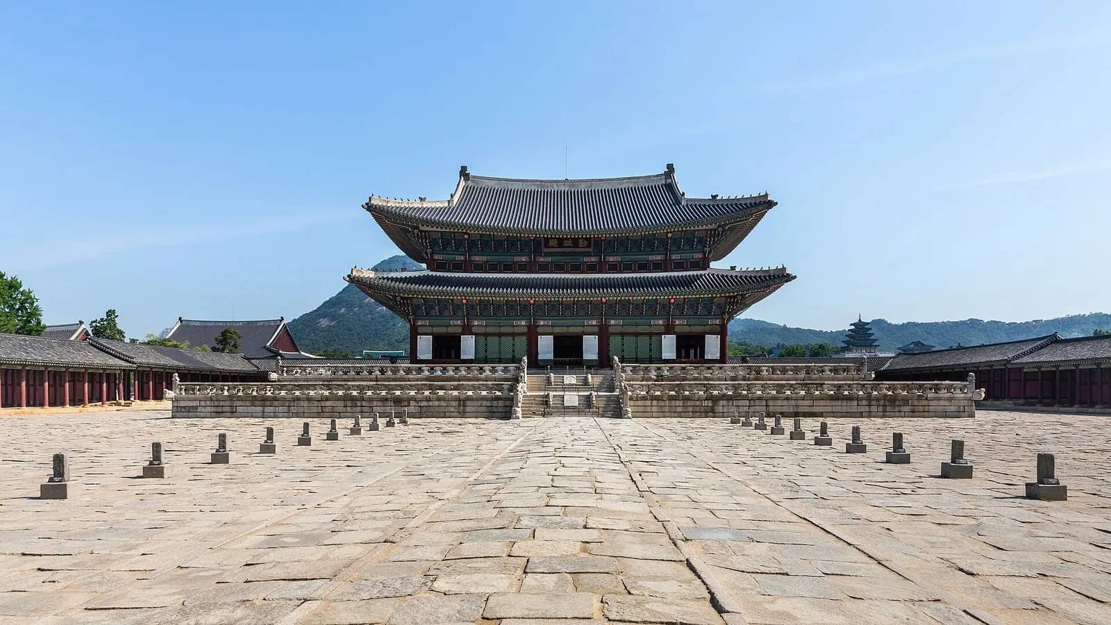 青空の下の景福宮の勤政殿と石畳の庭